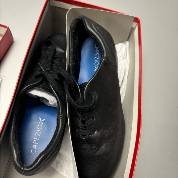 Tap Shoes Black Capezio with string ties - Picture 4 of 4